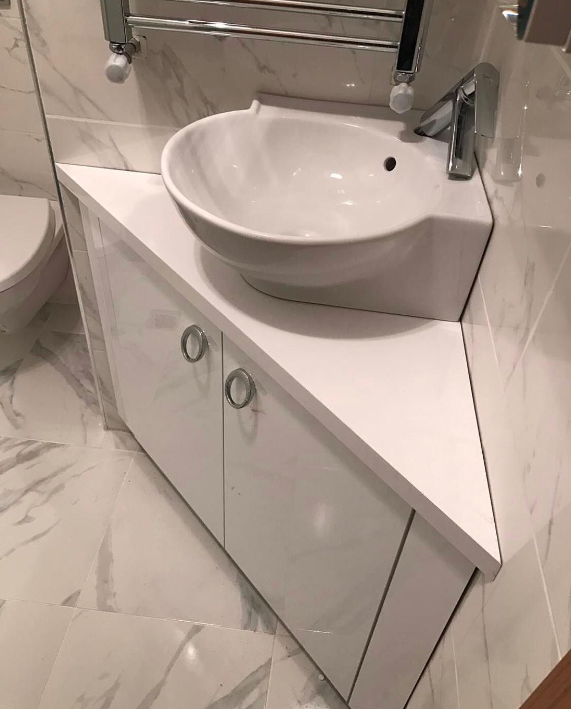 Minimalist Köşe Banyo Dolabı